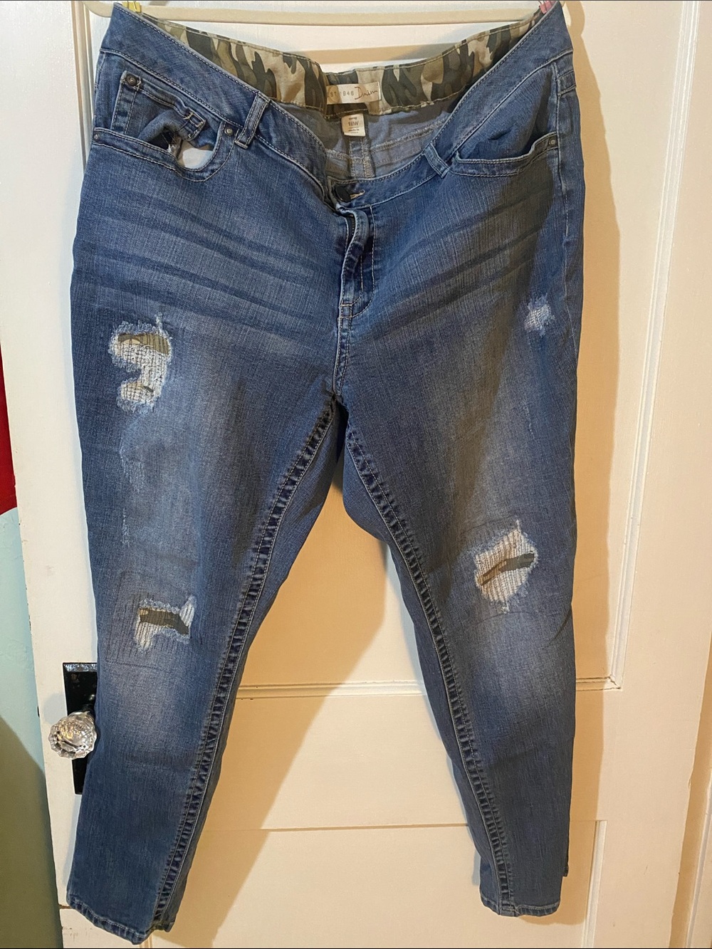High-Rise Women’s curvy Distressed Jeans - Blue Wash